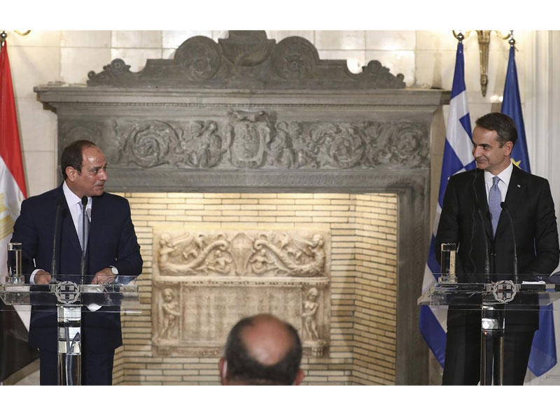 الرئيس المصري عبدالفتاح السيسي مع رئيس الوزراء اليوناني كيرياكوس ميتسوتاكيس