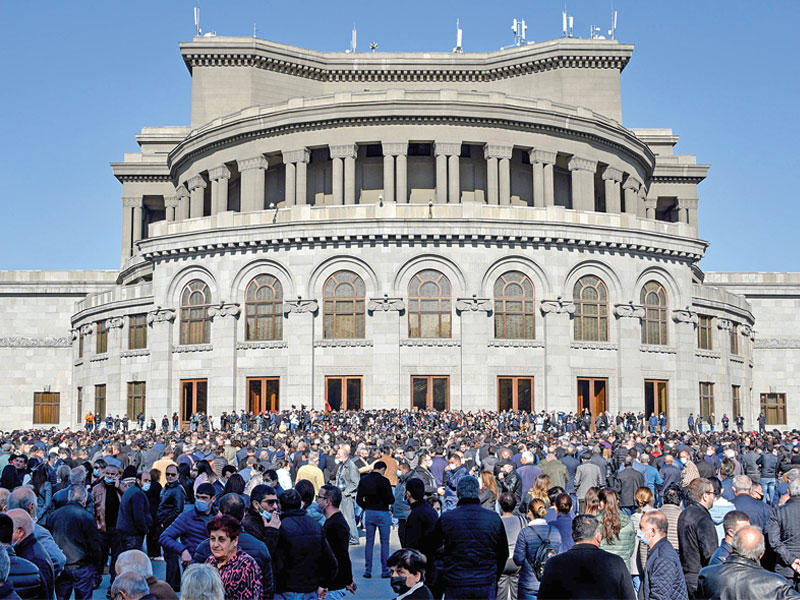 جانب من التظاهرات الحاشدة ضد باشينيان في يرفان امس(أ ف ب)