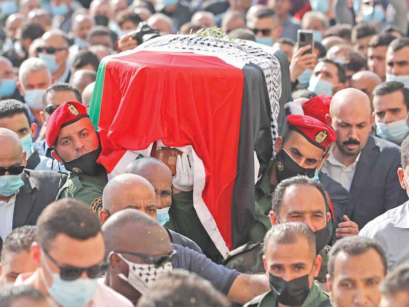 تشييع جثمان عريقات من رام الله