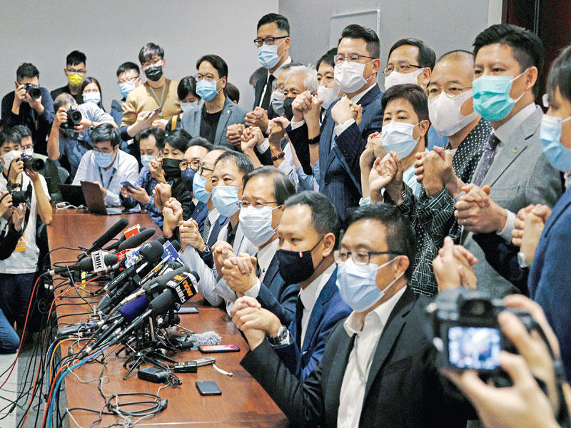 استقالات لنواب ديمقراطيين في هونغ كونغ