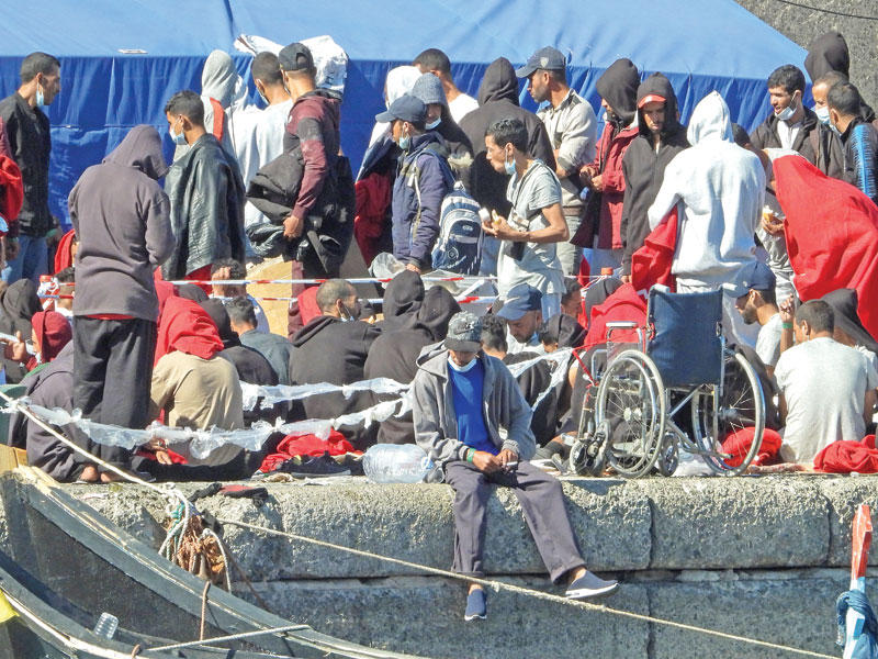 إخماد حريق في مخيم للمهاجرين على جزيرة ساموس اليونانية