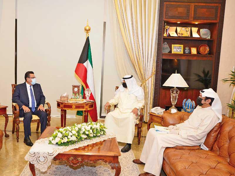 الجارالله مستقبلاً السفير المصري أمس