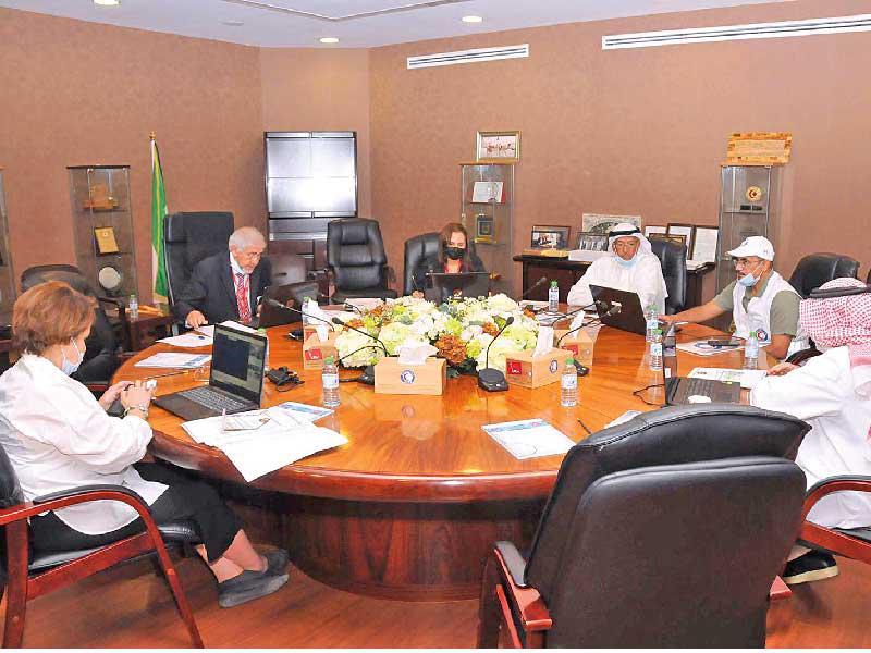 رئيس مجلس إدارة جمعية الهلال الأحمر د. هلال الساير خلال الاجتماع 