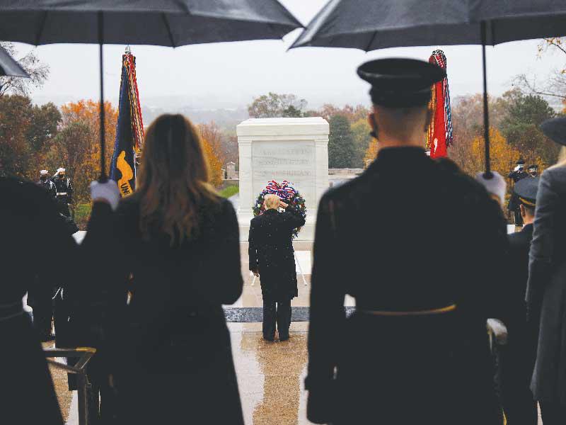 الرئيس الأميركي دونالد ترامب خلال زيارة مقبرة أرلينغتون في فرجينيا لإحياء ذكرى يوم المحاربين القدامى
