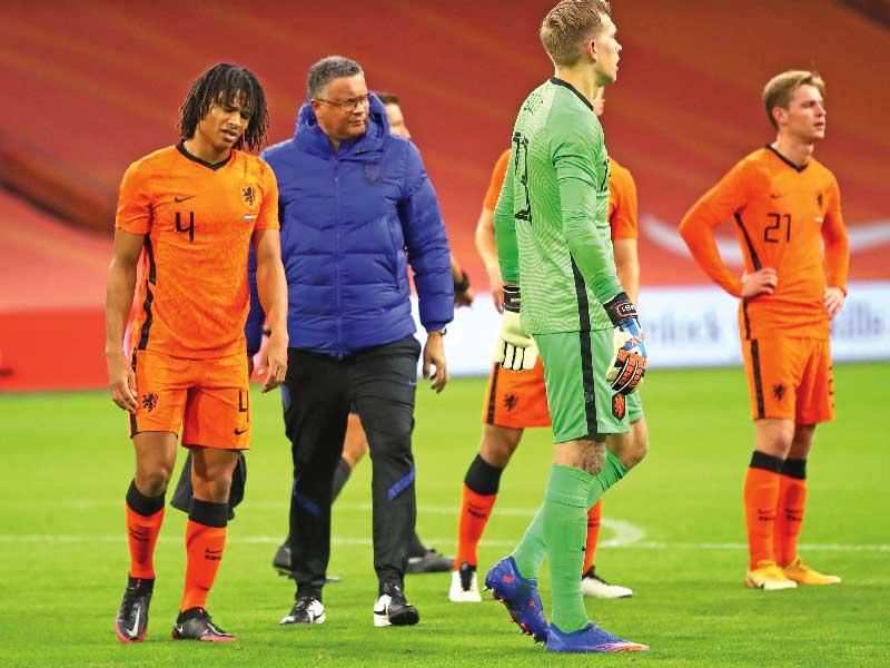 لاعبو المنتخب الهولندي خلال المواجهة مع إسبانيا