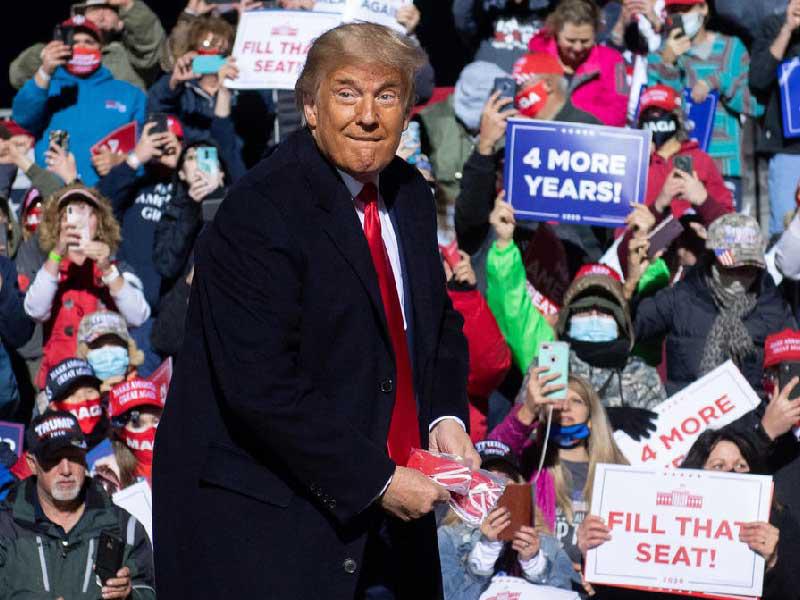 الرئيس دونالد ترامب مع مناصريه في الانتخابات الأخيرة