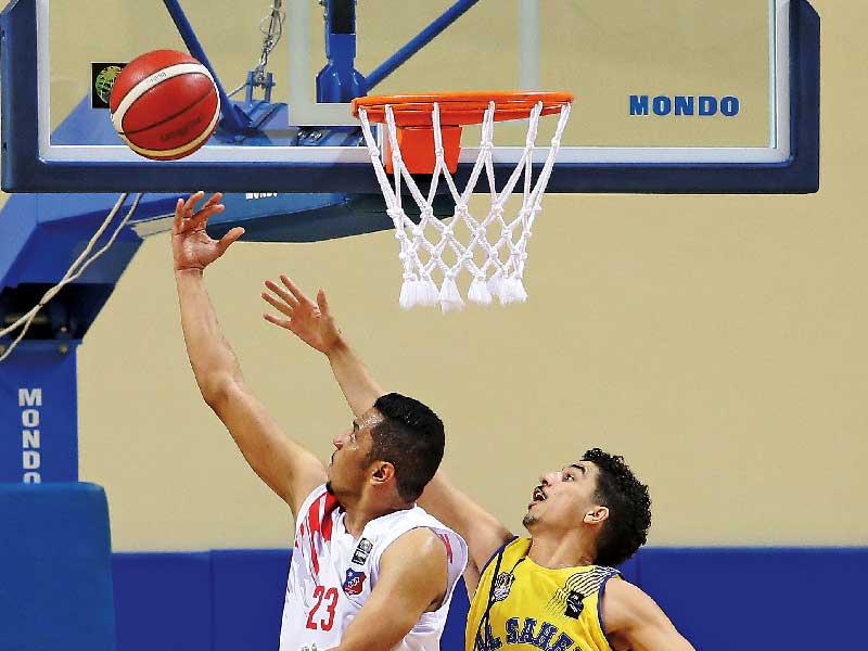 جانب من مباراة الكويت والساحل