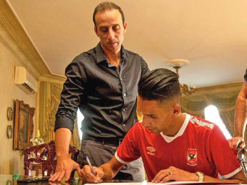 اللاعب الدولي المغربي بدر بانون يوقع للأهلي