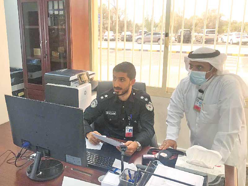 ملازم أول مشعل الصباح يتابع إنجاز المعاملة