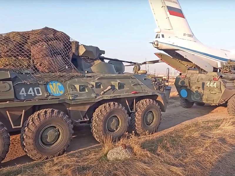 آليات عسكرية روسية لحظة وصولها جواً إلى كاراباخ أمس (رويترز)