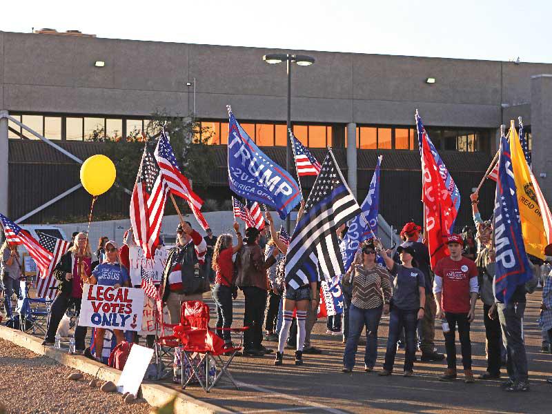 احتجاج لأنصار ترامب خارج مركز لفرز الأصوات في أريزونا أمس الأول (رويترز)