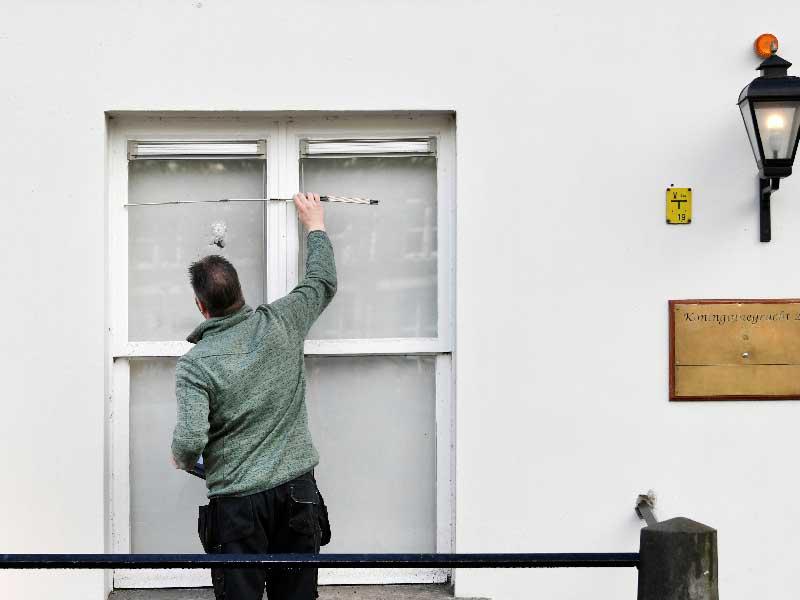 محقق هولندي يعاين مبنى السفارة السعودية في لاهاي أمس