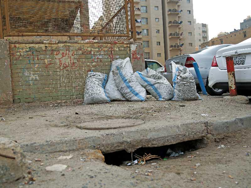 أكياس من الأوساخ عقب تنظيف إحدى الجاليات 