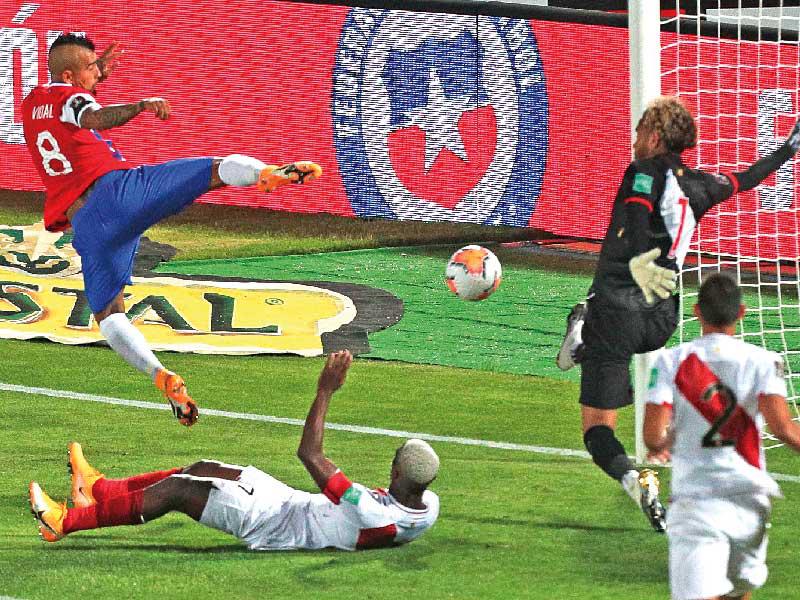 فيدال نجم منتخب تشيلي يحرز هدفاً في مرمى بيرو