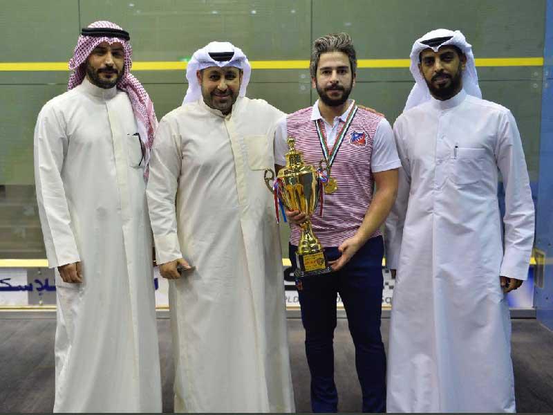 المزين يحمل كأس البطولة