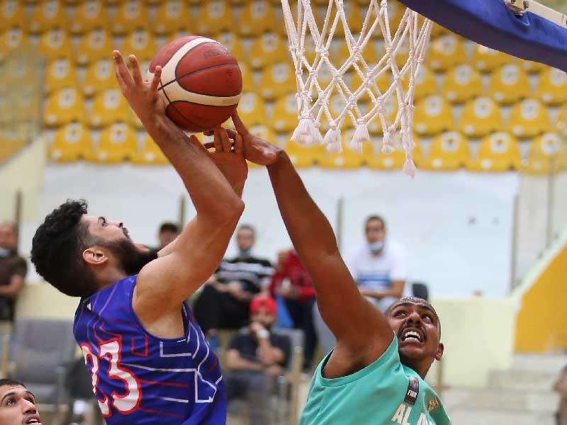 صراع تحت السلة في مباراة العربي والشباب (جورج رجي)