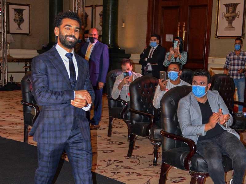 محمد صلاح مخالطاً في حفل التكريم