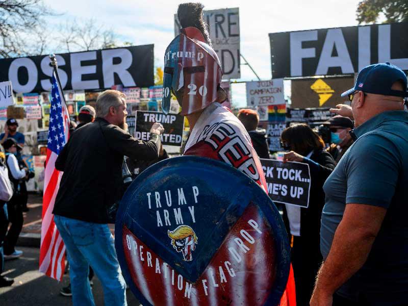 مؤيد لترامب يرتدي ملابس جندي روماني خلال تصديه لمناهضي الرئيس الجمهوري امام البيت الأبيض أمس الأول (أ ف ب)