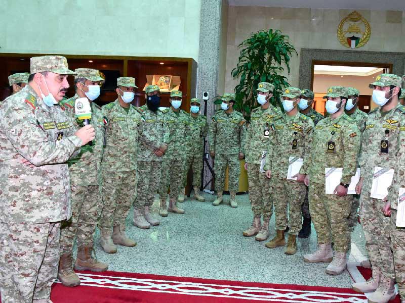 هاشم الرفاعي خلال استقباله الخريجين