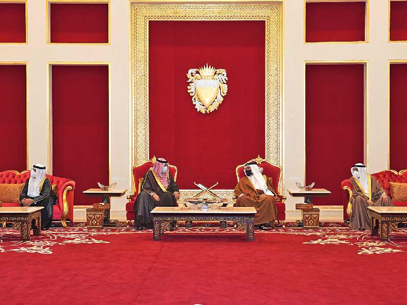 ممثل الأمير والوفد المرافق خلال تقديم العزاء