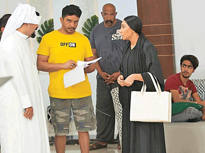 المخرج خالد الفضلي يتوسط أحلام حسن ومشاري البلام