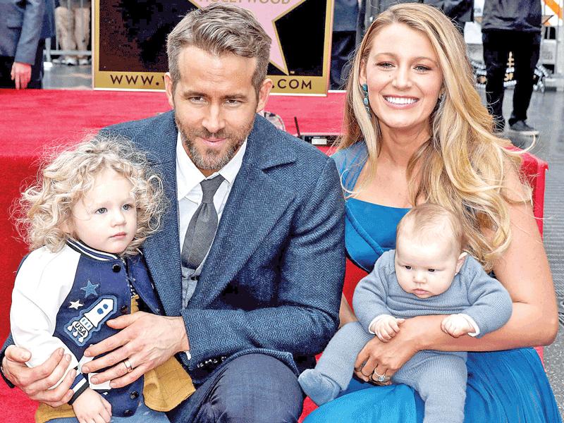 رايان رينولدز وزوجته وبنتاهما