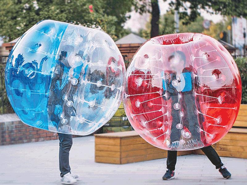 الموسيقيون يعزفون داخل الكرات