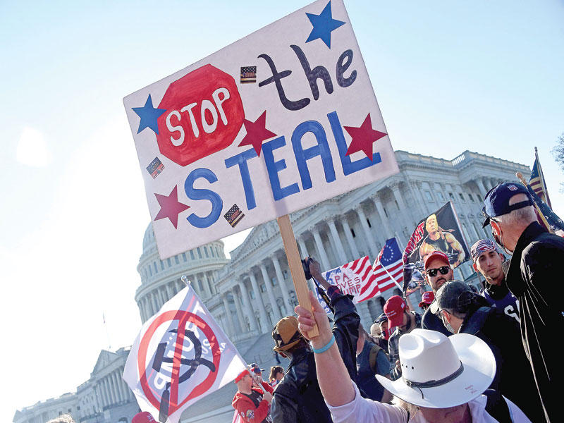 مناصرون لترامب خلال تظاهرات أمام الكابيتول أمس الأولt (أ ف ب)