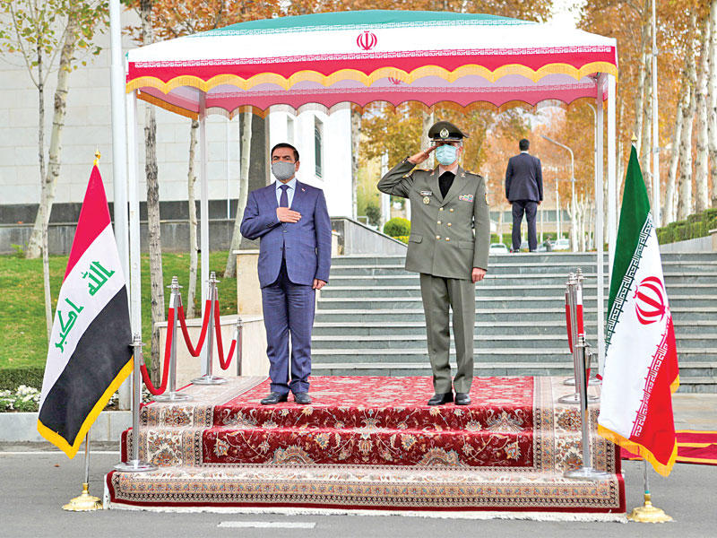 وزير الدفاع الإيراني مستقبلاً نظيره العراقي بطهران أمس t(أ ف ب)