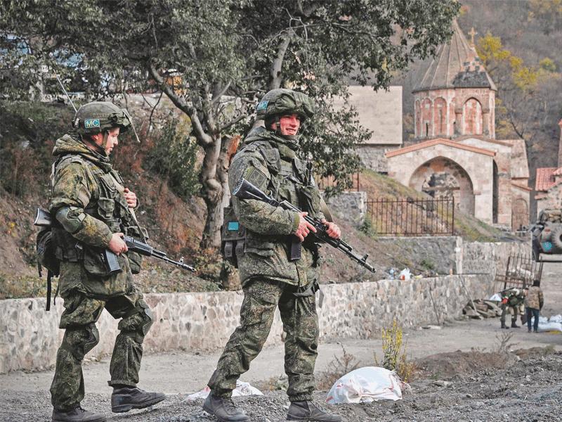 عنصران روسيان من قوات حفظ السلام قرب دير أرثوذكسي في كالباجار أمس (ا ف ب)