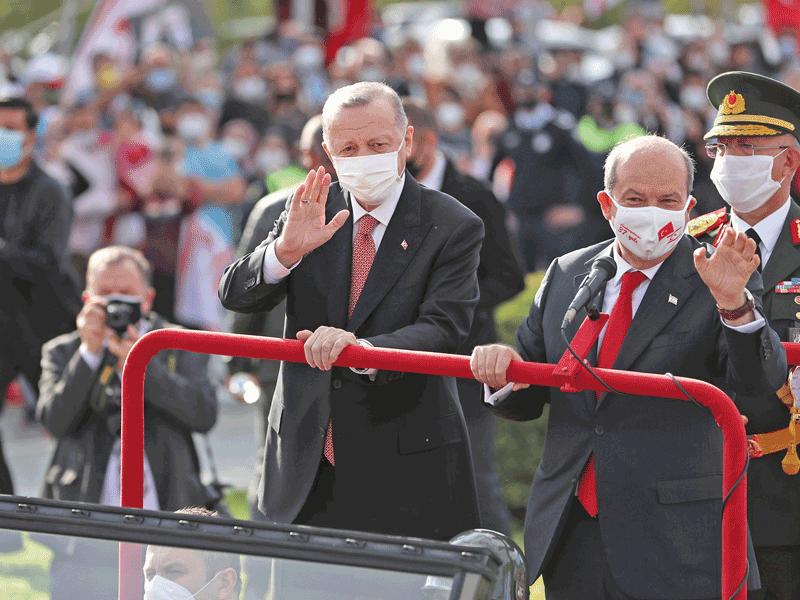 إردوغان وتتار خلال جولة بسيارة مكشوفة في شمال قبرص أمس (رويترز)