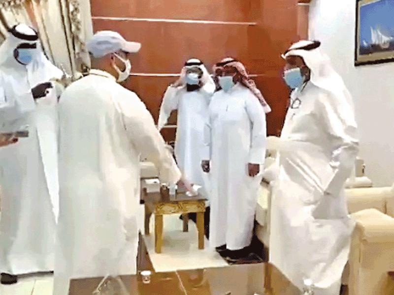 موظفو الوزارة في استقبال المرشحين