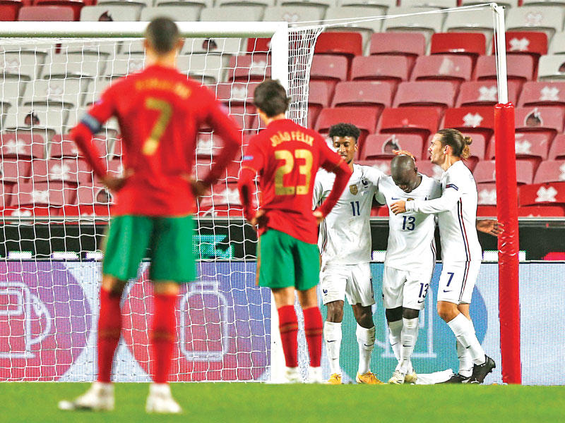 لاعبو المنتخب الفرنسي يحتفلون بهدف كانتي