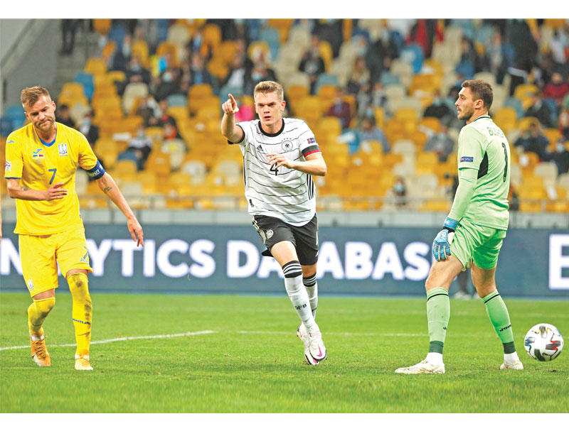 جينتر نجم منتخب ألمانيا يحتفل بهدفه