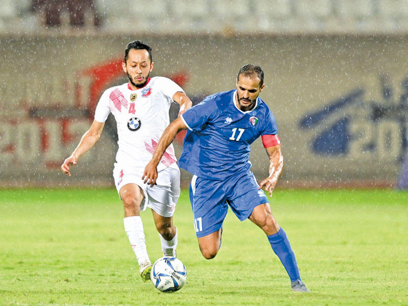 المطوع يستحوذ على الكرة من أمام مشاري العازمي (تصوير نوفل إبراهيم)