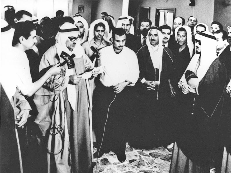 افتتاح المقر الرئيسي الأول لبنك الكويت الوطني بمنطقة المباركية في أبريل 1963 بحضور سمو الأمير الراحل الشيخ صباح الأحمد الذي كان يشغل منصب وزير الخارجية وسمو الأمير الراحل الشيخ جابر الأحمد الذي كان يشغل منصب وزير المالية إلى جانب نخبة من كبار رجالات وتجار الكويت