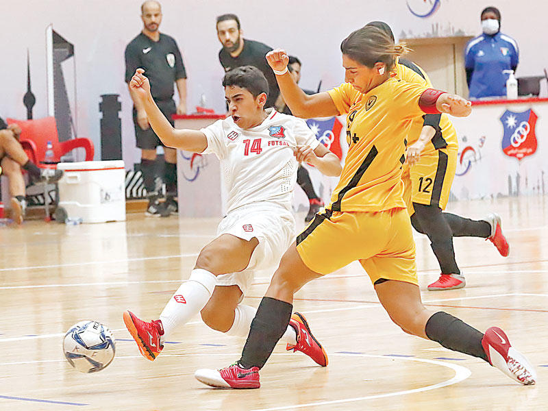 صراع من اجل الاستحواذ على الكرة