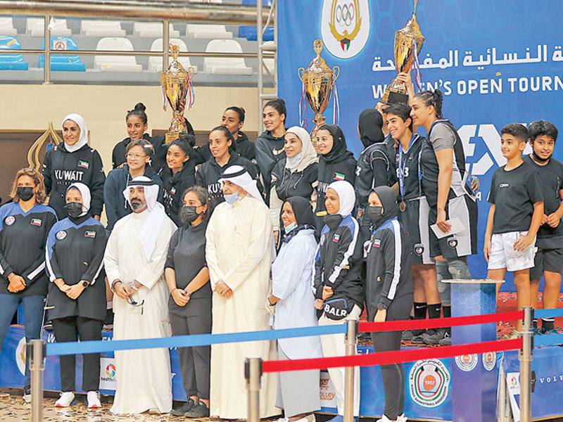 لاعبات نادي الفتاة على منصة التتويج