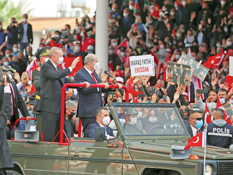 إردوغان وتتار يشاركان في الاحتفال بالذكرى الـ 37 لتأسيس جمهورية شمال قبرص أمسt (رويترز)