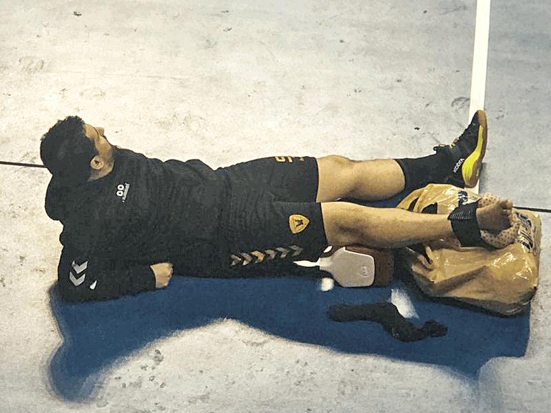 لاعب القادسية محمد الصانع يتابع المباراة بعد الإصابة 