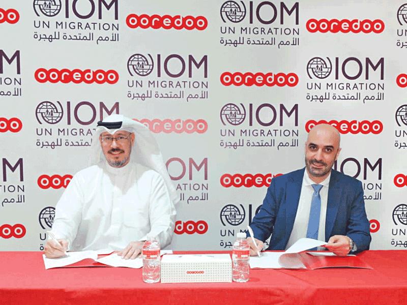 مبجل الأيوب ومازن أبو الحسن خلال توقيع اتفاقية التعاونn