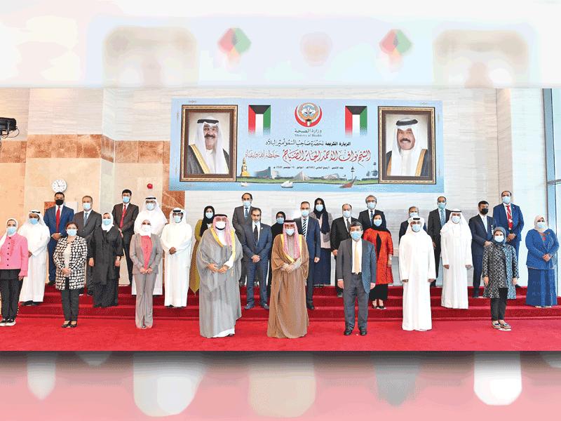 صاحب السمو يتوسط وزير الصحة ووكيلها وكبار المسؤولين بالوزارة خلال الزيارة أمس