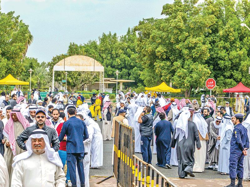 ناخبون يتجهون إلى مركز الاقتراع في الدائرة الأولى