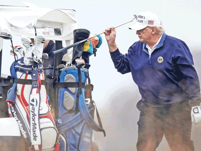 ترامب يستبدل مضرب الغولف بناديه في ستيرلينغ بفيرجينيا أمس الأول (رويترز)