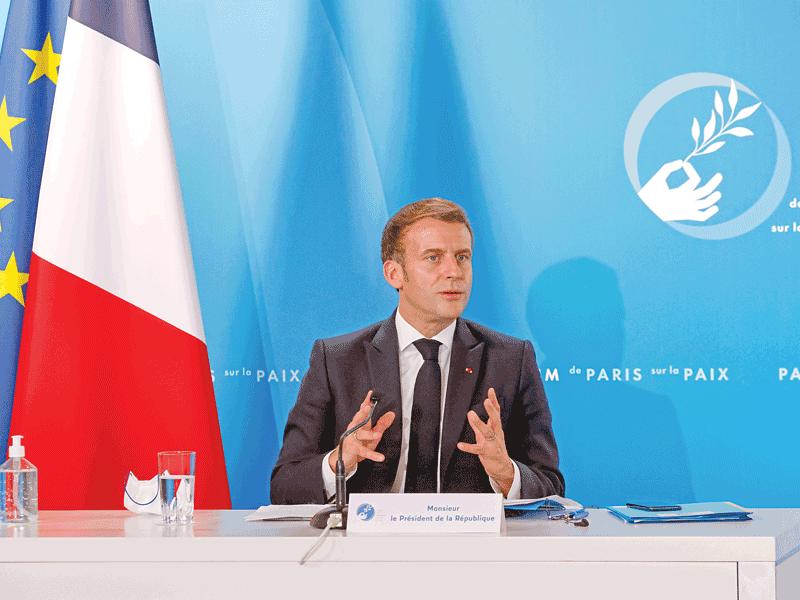 الرئيس الفرنسي إيمانويل ماكرون خلال منتدى باريس للسلام في «الإليزيه» قبل أيام (رويترز)