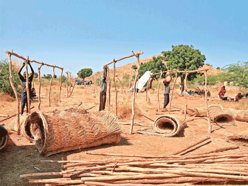 إثيوبيون فرّوا من معارك «تيغراي» يبنون أكواخاً في مخيم للاجئين في الغضارف السودانية أمسt(أ ف ب)
