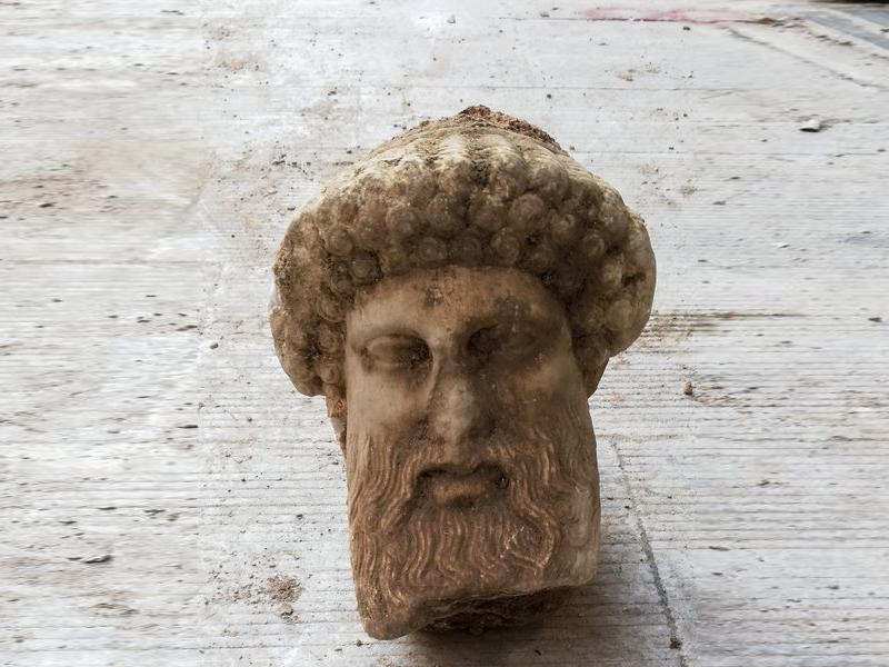 الصورة غير مؤرخة قدمتها وزارة الثقافة اليونانية يوم الأحد، 15 نوفمبر 2020 ويظهر رأس هيرميس بعد العثور عليه أثناء أعمال الصرف الصحي في وسط أثينا