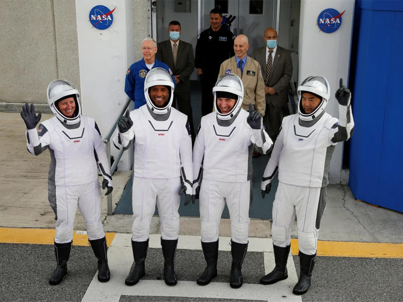 أعضاء طاقم صاروخ فالكون 9 أمام منصة الإطلاق