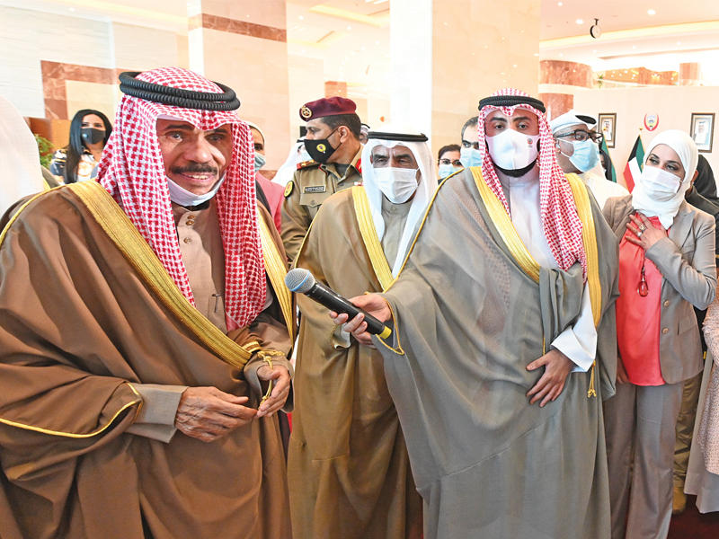 سمو أمير البلاد الشيخ نواف الأحمد ملقياً كلمته الارتجالية أثناء زيارته لوزارة الصحة أمس... وإلى جانبه وزير الصحة الشيخ د. باسل الصباح