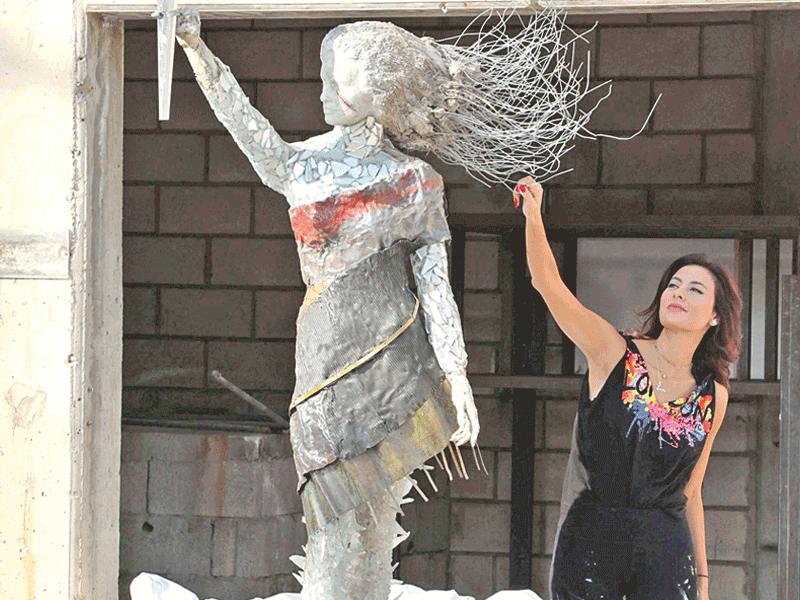 الفنانة اللبنانية حياة ناظر مع التمثال